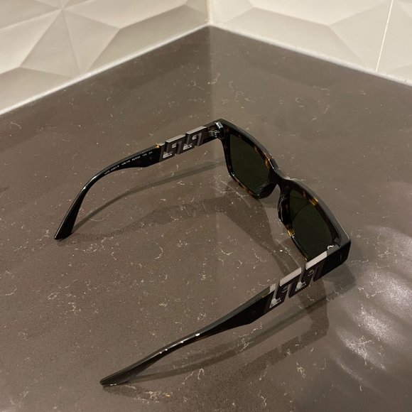 🚨SOLD🚨VERSACE monogram sunglasses - Picture 3 of 16